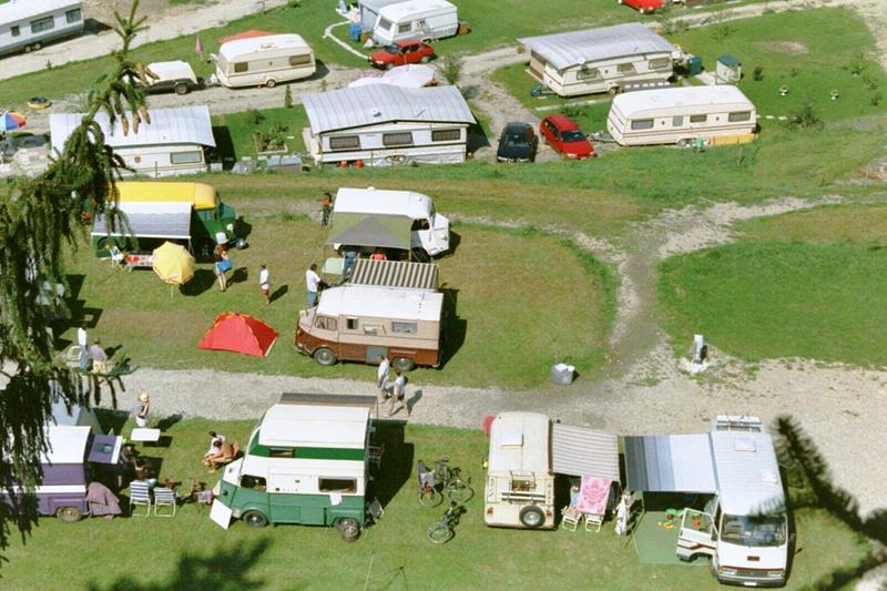 Wohnmobil Stellplatz in der Natur am Campingplatz Waldhof, nur 25 Min. von Zürich.